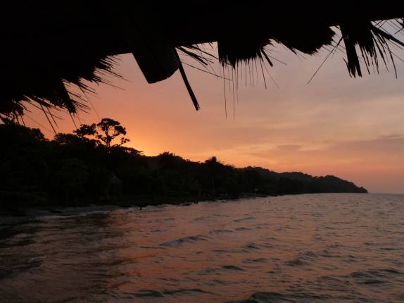 Pôr-do-sol em praia de Livingston, no litoral da Guatemala